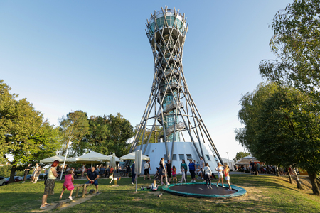 Dogajanje za otroke pred stolpom Vinariuam